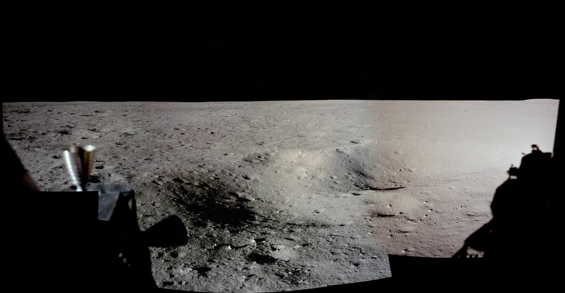 Assemblé à partir de scans haute résolution des images originales, ce panorama balaie la « magnifique désolation » du site d\'atterrissage d\'Apollo 11, une heure et demi avant le premier pas sur la Lune