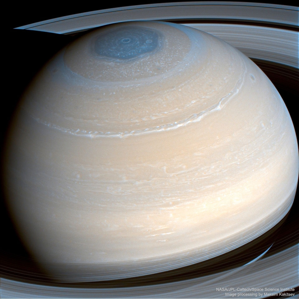 De nombreux détails de Saturne apparaissent clairement en lumière infrarouge, dont des bandes nuageuses hautement structurées, ainsi que des tempêtes.