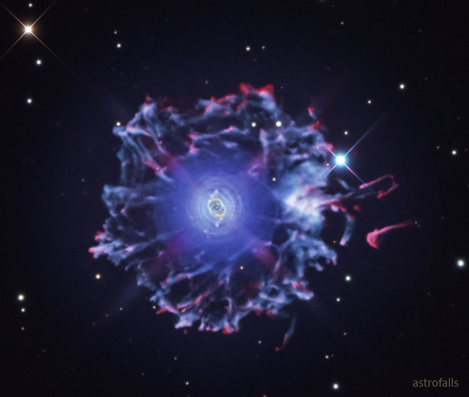 Qu\'est-ce qui a créé le halo inhabituel autour de la nébuleuse de  l\'OEil de Chat, alias NGC 6543 ? Personne n\'en est vraiment sûr. 