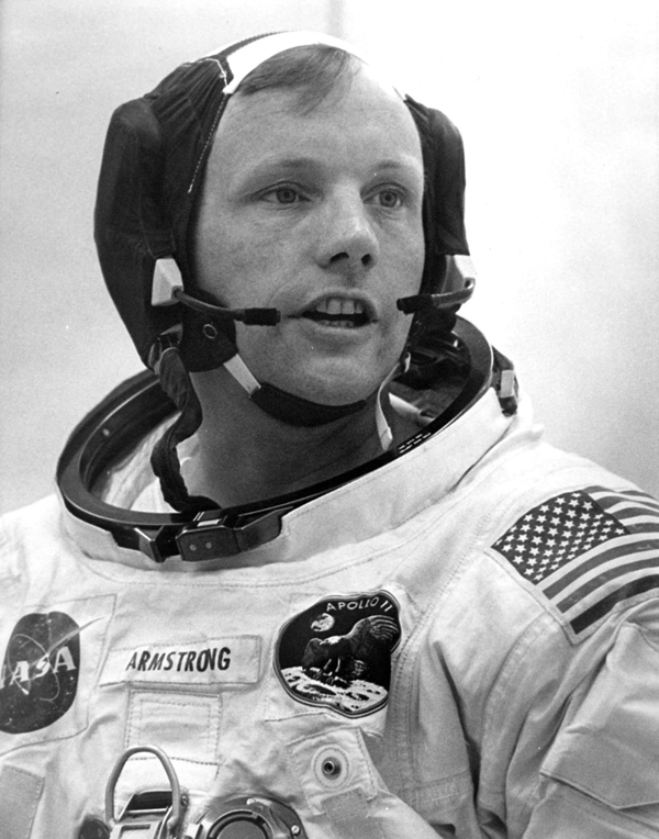 Neil Armstrong se préparant à embarquer dans la Saturn V qui l\'emmènera vers la Lune, le plus grand exploit technologique de tous les temps.