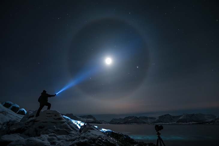 Steve Nilsen éclairant une Lune qui avait bien assez du Soleil pour produire ce magnifique halo à 22°