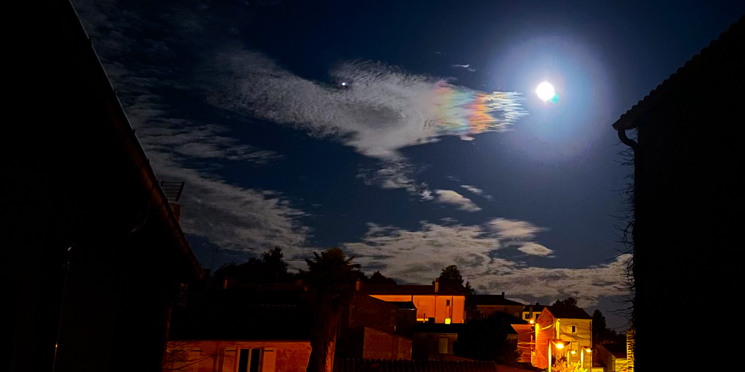 Jupiter (au centre de l\'image, entre des nuages) et la Lune vues dans un ciel urbain, le 9 septembre 2022, avec un smartphone